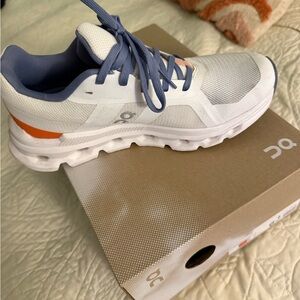 On clouds cloudrunner sz 6